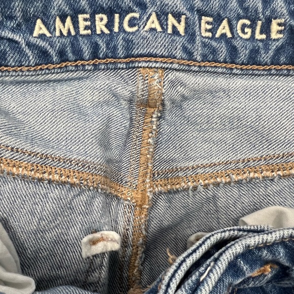American Eagle Straight Mom High Rise Light Wash Blue Jeans Distressed Pockets 2 - Picture 12 of 16